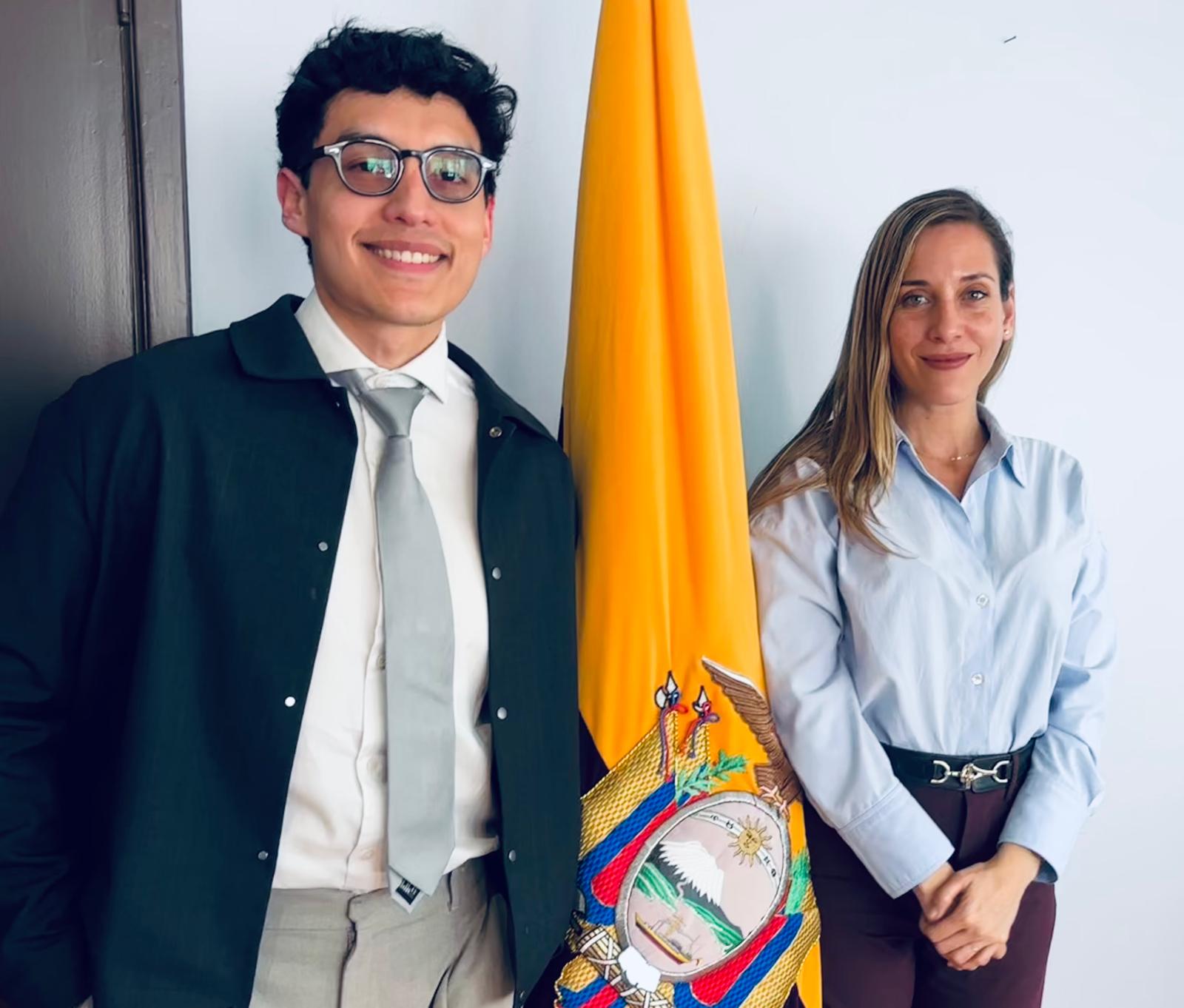 Dorian junto a la bandera de Ecuador